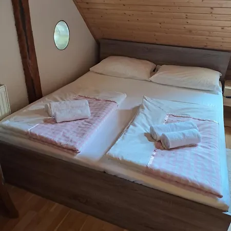 Bivanje na kmetiji Farm Pr Lavric Slivna